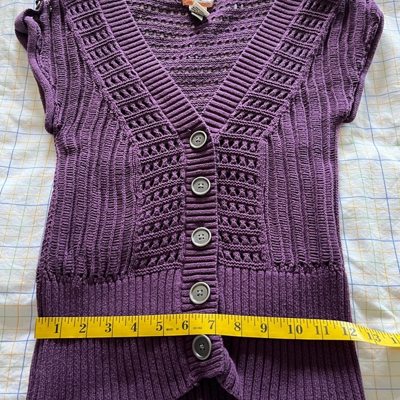 Mudd Knit/Crotchet Short 1/4” Sleeve V-neck Top - Picture 8 of 9